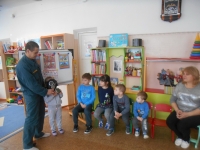 Сотрудник пожарной части Антипкин В.В. проводит занятие в Фроловском детском саду