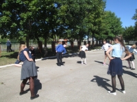 Физкультминутка на свежем воздухе в Глядковской средней школе