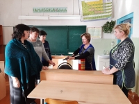 Практическое занятие с персоналом о правилах пользования огнетушителем в Староберёзовской школе
